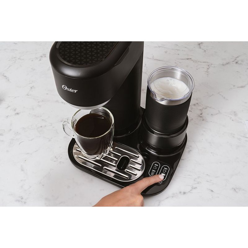 BVSTDC02B_Cafetera_Latte_Oster_Imagen_Lifestyle-5.jpg