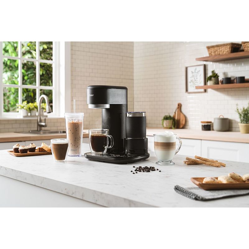 BVSTDC02B_Cafetera_Latte_Oster_Imagen_Lifestyle_KV.jpg