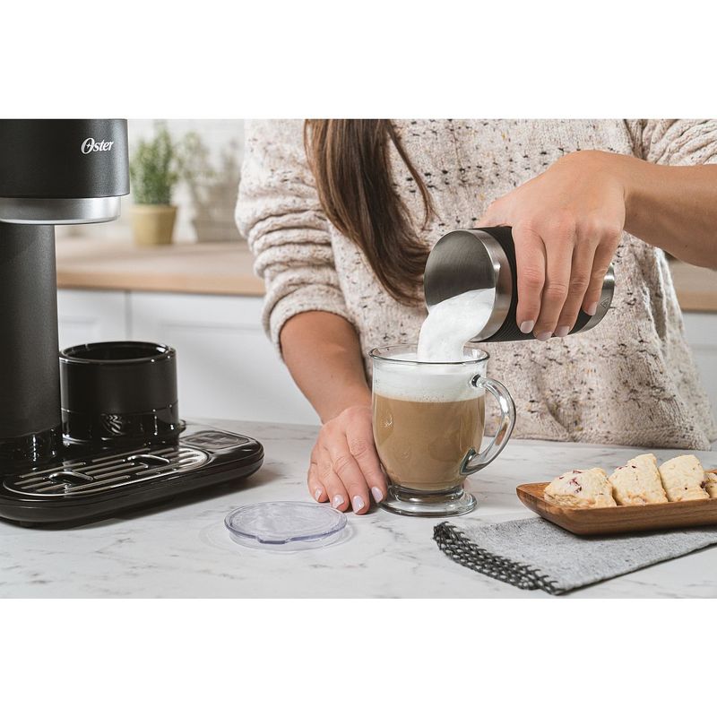 BVSTDC02B_Cafetera_Latte_Oster_Imagen_Lifestyle-1.jpg