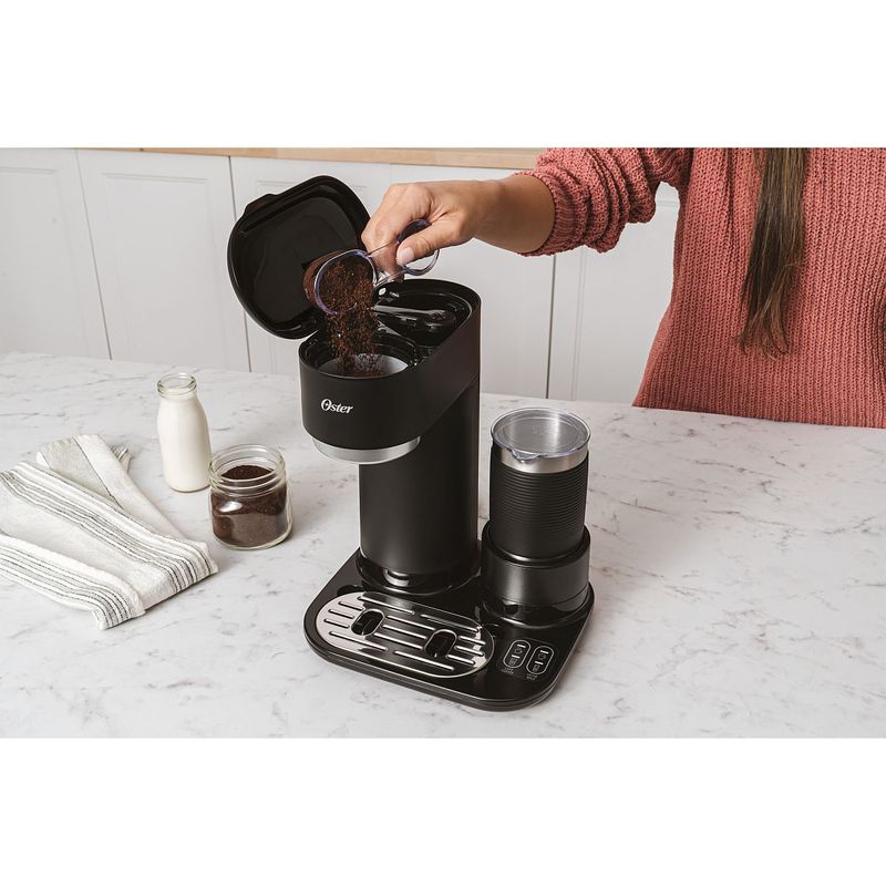 BVSTDC02B_Cafetera_Latte_Oster_Imagen_Lifestyle-4.jpg